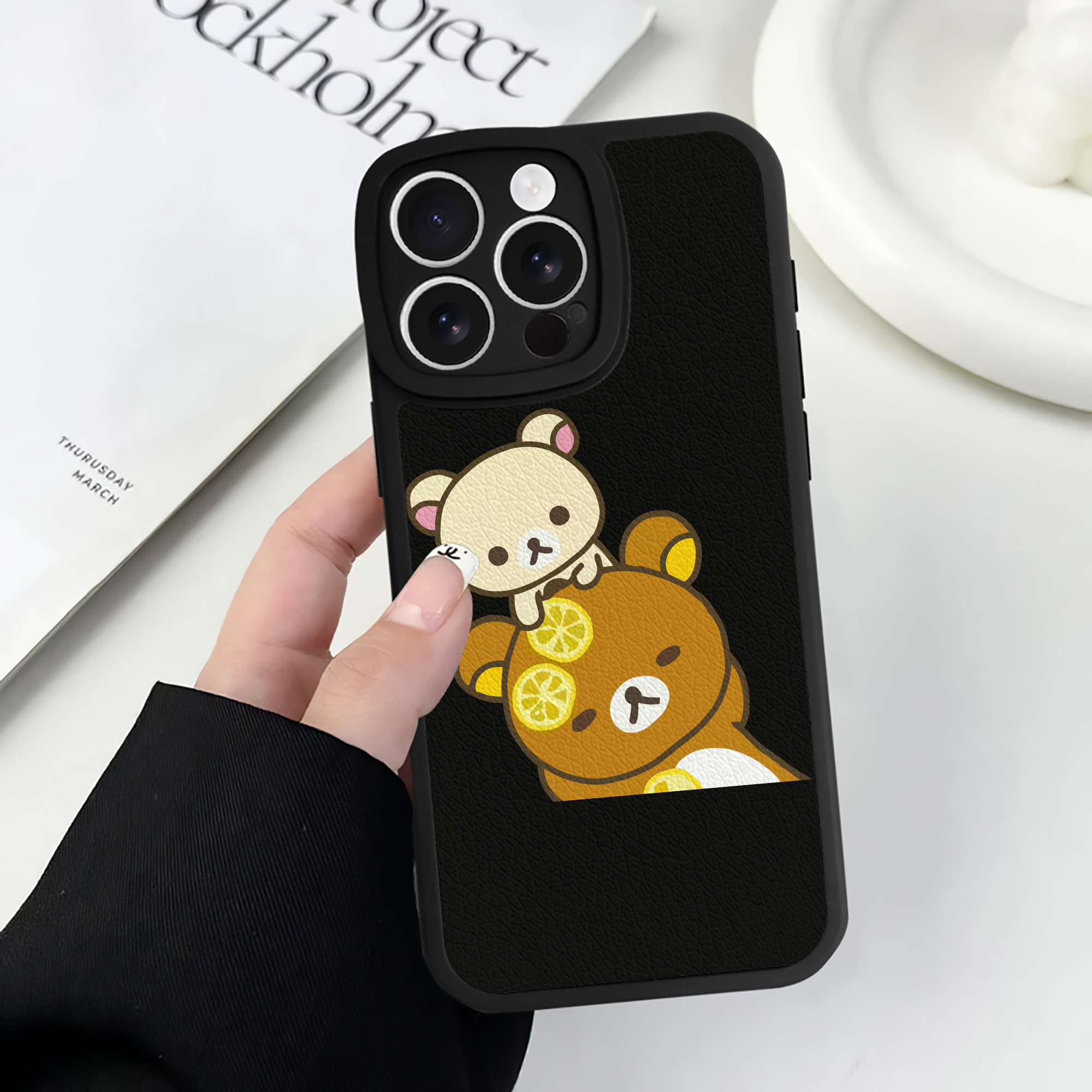 （画像用） リラックマ リラックマ キイロイトリ Rilakkuma Korilakkuma Kiiroitori 【iPhone 16シリーズ対応】シリコンスマホケース（レザー調） 材質：シリコン